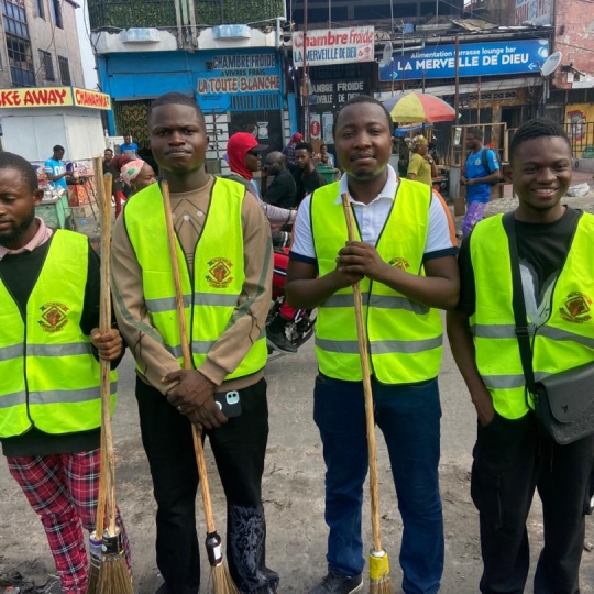 Société :Insalubrité à Kinshasa le mouvement jeunesse debout au front pour prêcher par l‘exemple.