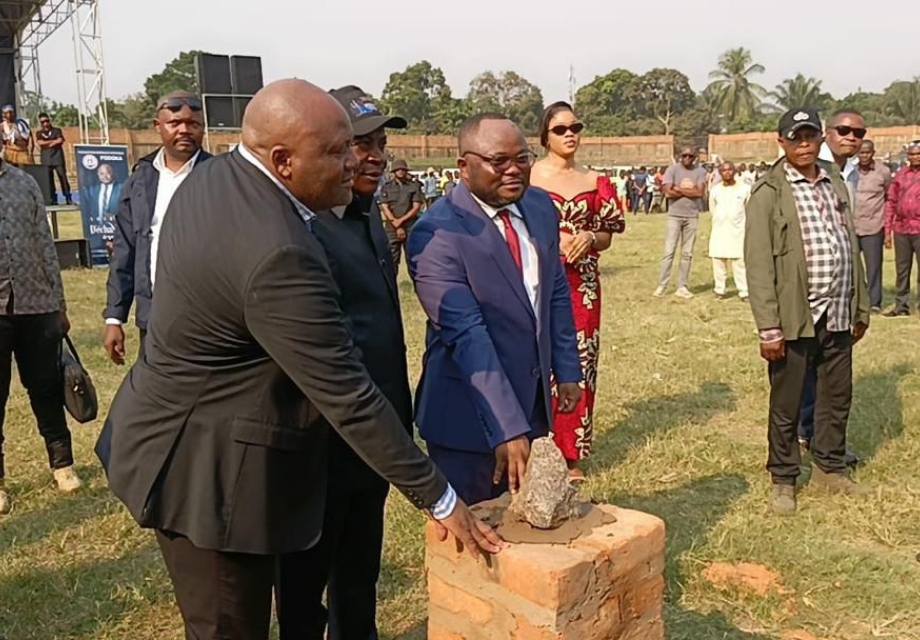 Football -KC: Donald kabasele fils digne du kasai central pose un acte générationnel en offrant le stade de jeunes une pelouse synthétique depuis sa création